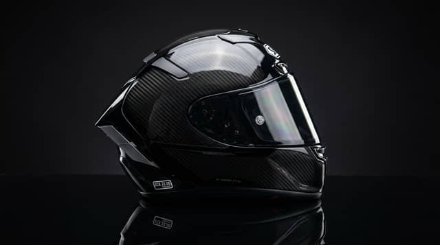 Casco integral de moto premium de fibra de carbono con homologación ECE 22.06 en estudio
