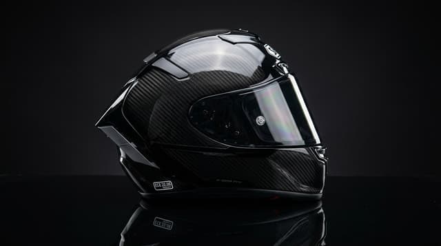 Casco integral de moto premium de fibra de carbono con homologación ECE 22.06 en estudio