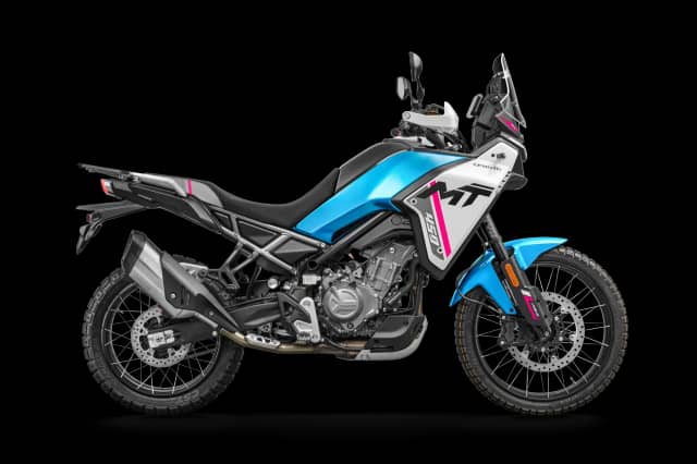 CFMoto 450MT motocicleta trail adventure en ruta por pista de tierra