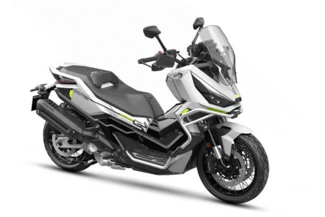Zontes 552 G ADV crossover adventure scooter en una carretera de montaña