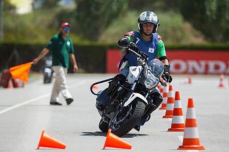 Joven conduciendo moto por primera vez con seguro